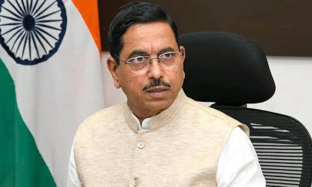 ప్రహ్లాద్ జోషి కొత్త కేంద్ర విద్యా మంత్రిగా నియమితులయ్యారు మరియు 'పూర్తి వినయం'తో తన బాధ్యతలను నెరవేరుస్తానని హామీ ఇచ్చారు
