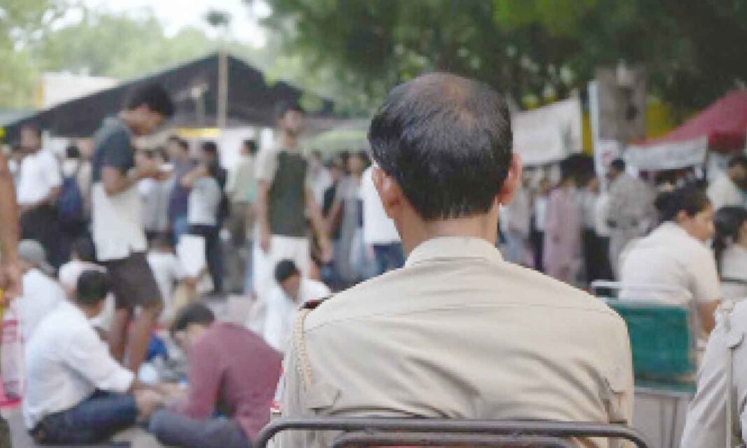 బాల్యం పోయింది, జంతర్ మంతర్ వద్ద దొరికిన ఆశ
