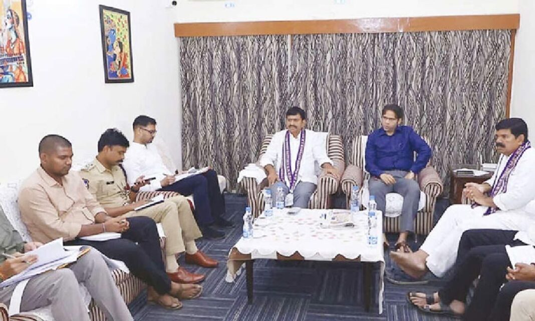 భూమి రీ సర్వేను గడువులోగా పూర్తి చేయాలని పొంగులేటి ఆదేశించారు
