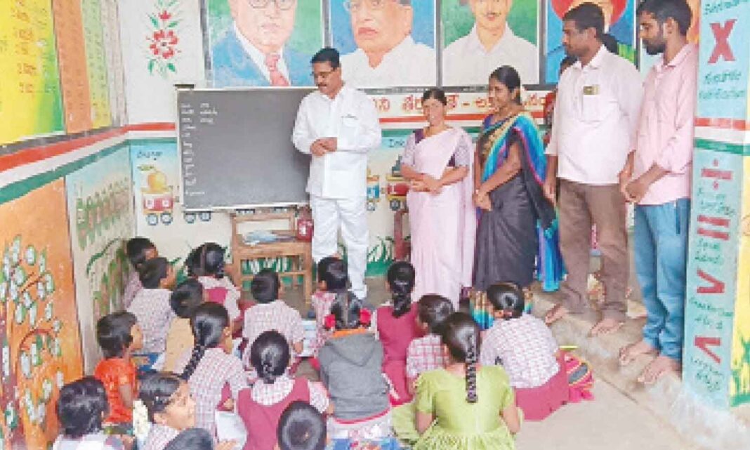 మాజీ మంత్రి సింగిరెడ్డి నిరంజన్ రెడ్డి ఉపాధ్యాయుడిగా మారారు
– PARAHUSHAR NEWS