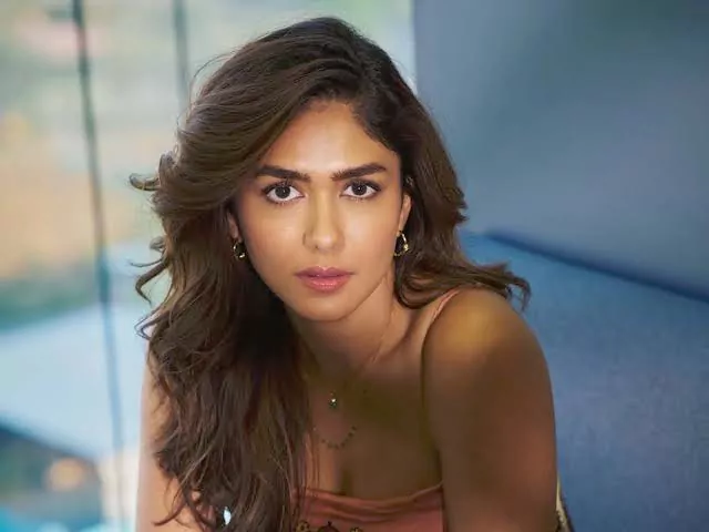 మృణాల్ ఠాకూర్ లవర్ ఎవరో తెలిసిందోచ్.. వైరల్ అవుతున్న వీడియో
– PARAHUSHAR NEWS