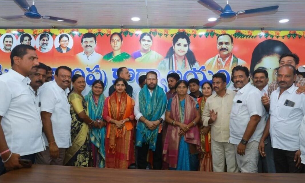 యాదాద్రి దేవస్థానం బోర్డు సభ్యుడిని ఘనంగా సత్కరించిన యశస్విని
– PARAHUSHAR NEWS