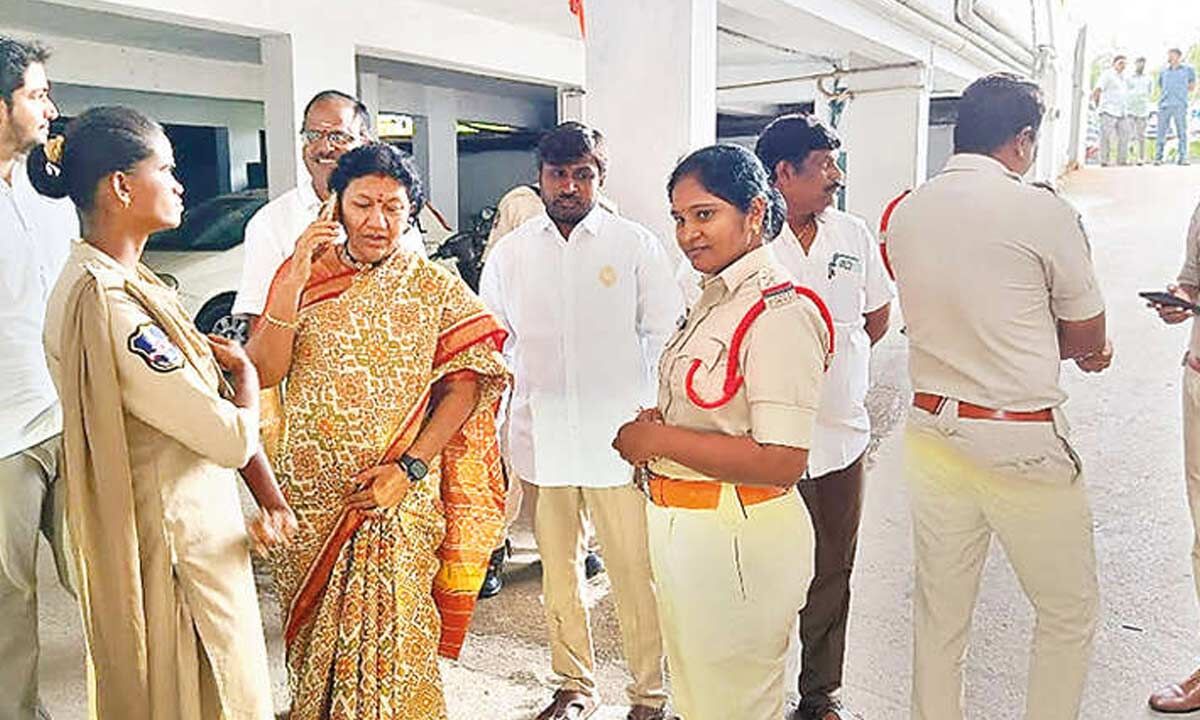 రావు పద్మారెడ్డి గృహనిర్భంధం తర్వాత రాజకీయ ప్రతీకారం తీర్చుకుంటోందని బీజేపీ ఆరోపించింది
– PARAHUSHAR NEWS