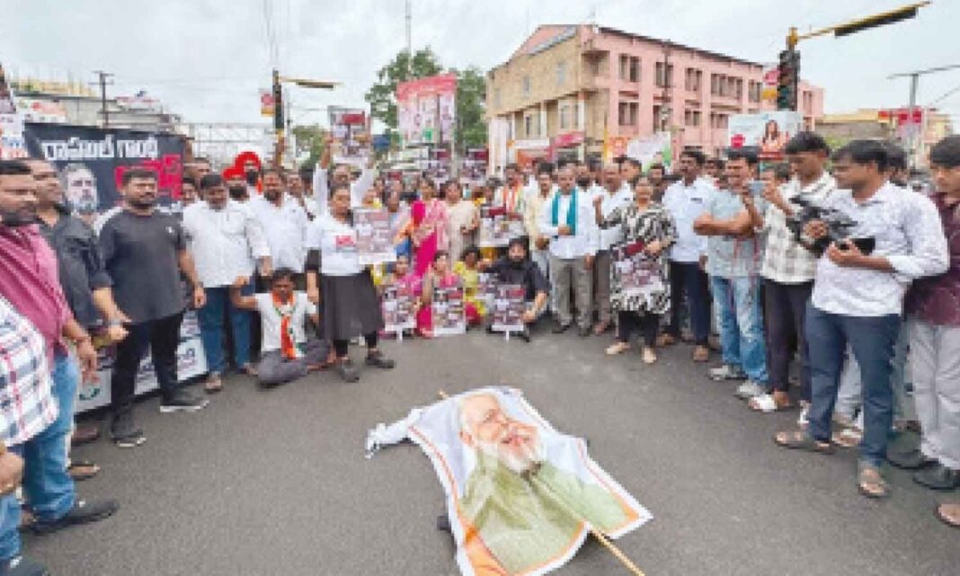 రాహుల్ గాంధీ అరెస్ట్, పేపర్ లీకేజీపై కాంగ్రెస్ పెద్దఎత్తున నిరసన చేపట్టింది
