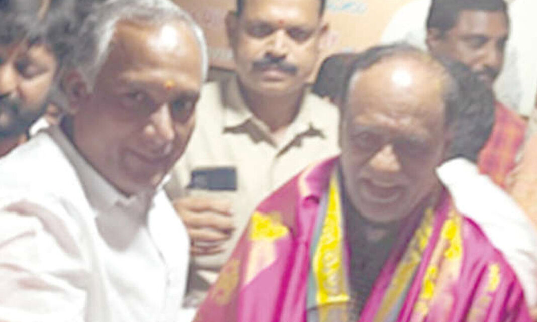 లక్ష్మణ్ పుట్టినరోజు సందర్భంగా రంగ కిరణ్ శుభాకాంక్షలు తెలిపారు
– PARAHUSHAR NEWS