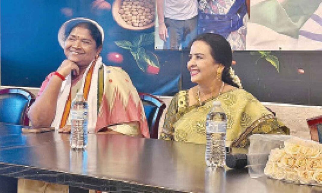 సీతక్క, ఝాన్సీ అమెరికాలోని తెలంగాణ సమాజంతో ఇంటరాక్ట్ అయ్యారు
– PARAHUSHAR NEWS