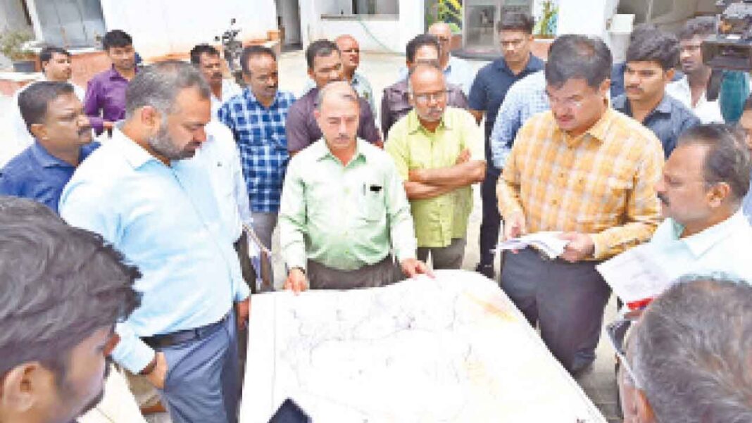 హుస్సేన్ సాగర్ వద్ద ఆరోపించిన FTL ఆక్రమణలను హైడ్రా, GHMC తనిఖీ చేసింది
