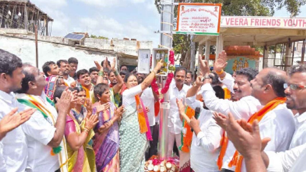 హైమాస్ట్ లైట్లను అరుణ ఆవిష్కరించారు
– PARAHUSHAR NEWS