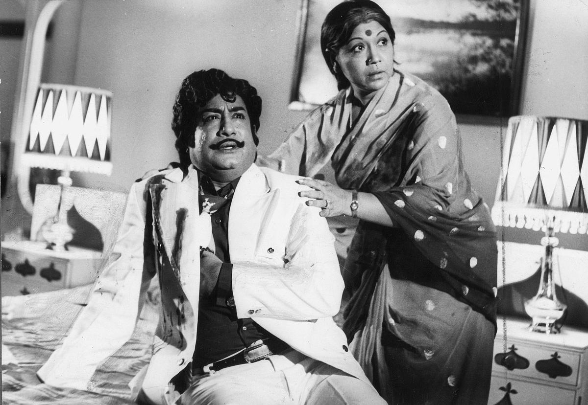 Sivaji Ganesan and Sowcar Janaki in `Pattakkaththi Bhairavan'
