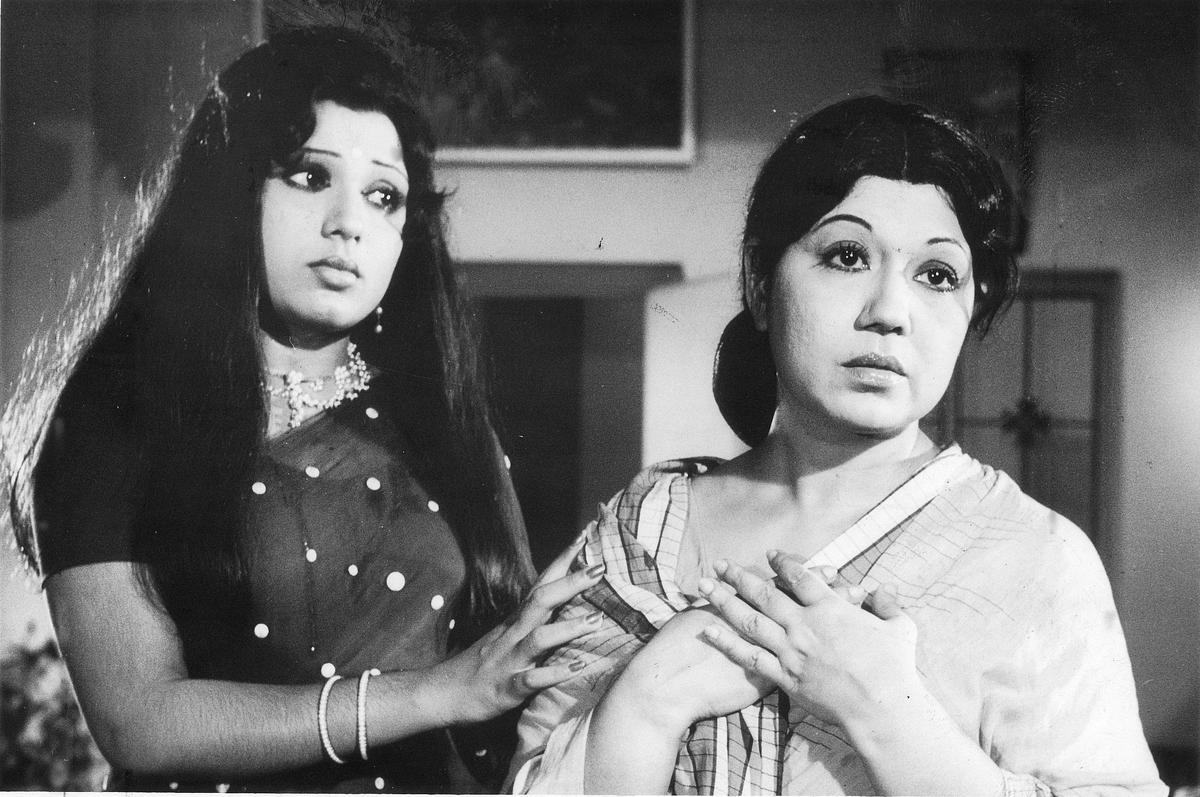 Sowcar Janaki and Sripriya in 'Olimayamaana Ethirkaalam', directed by K. Krisshnamurti.